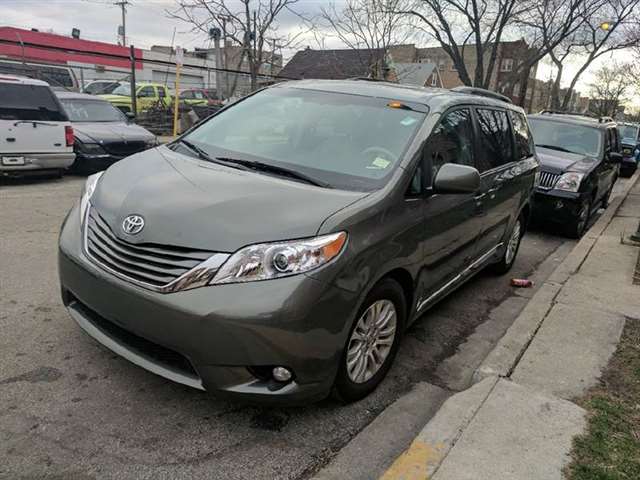 2013 Toyota Sienna XLE 7-Passenger Auto Access Seat 4dr Mini-Van